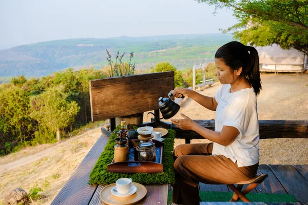 산에서 커피를 만드는 여성들 수용소에서 커피를 준비하고 아시아 — 스톡 사진
