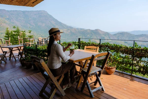 Γυναίκες Που Πίνουν Ταϊλανδέζικο Τσάι Ένα Καφέ Στα Βουνά Της — Φωτογραφία Αρχείου