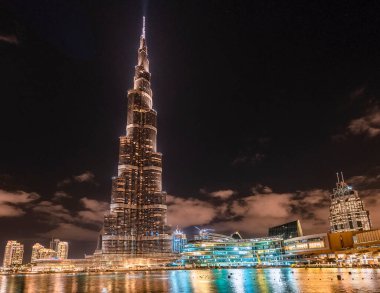 Dubai, Birleşik Arap Emirlikleri Şubat 2017 Burj Halife 'nin mavi saatinde güzel ışıklarla görüntüsü