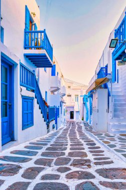 Yunanistan 'da Mikonos köyünün boş caddeleri, Mikonos köyünün renkli sokakları.
