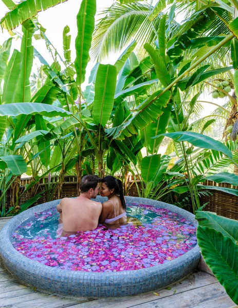 Paar Een Badkuip Het Regenwoud Van Thailand Tijdens Een Vakantie — Stockfoto