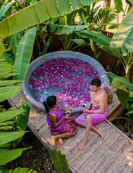 Paar Ontspannen Een Bad Het Regenwoud Van Thailand Tijdens Een — Stockfoto