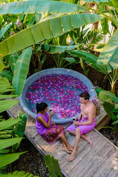 Paar Een Bad Het Regenwoud Van Thailand Tijdens Een Vakantie — Stockfoto