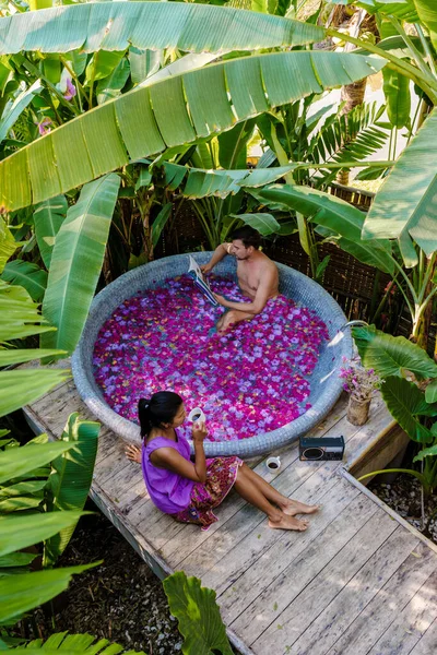 Couple Dans Une Baignoire Dans Forêt Tropicale Thaïlande Pendant Des — Photo