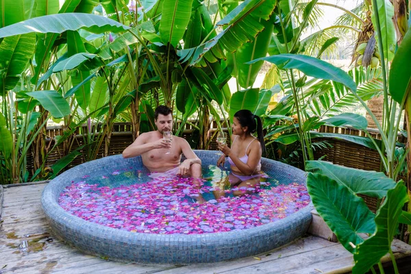 Pareja Una Bañera Selva Tropical Tailandia Durante Unas Vacaciones Con — Foto de Stock
