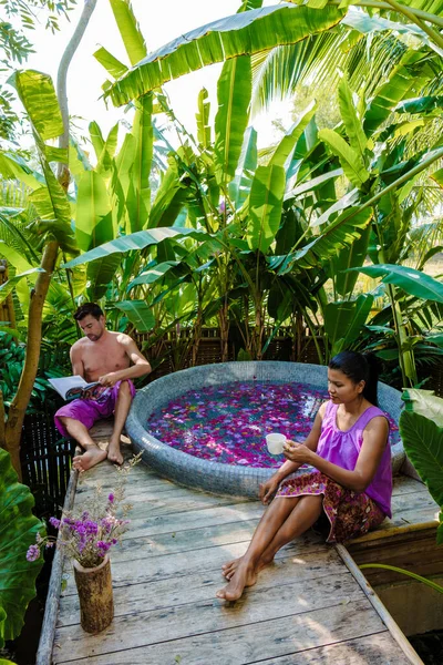 태국의 우림에 욕조에서 목욕하는 남녀는 목욕하면서 피우며 휴식을 취하며자 장미꽃 — 스톡 사진