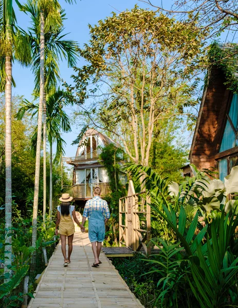 Paar Mannen Vrouwen Vakantie Een Houten Huisje Omringd Door Palmbomen — Stockfoto