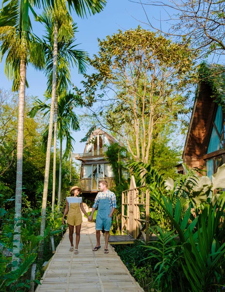 Paar Mannen Vrouwen Vakantie Een Houten Huisje Omringd Door Palmbomen — Stockfoto