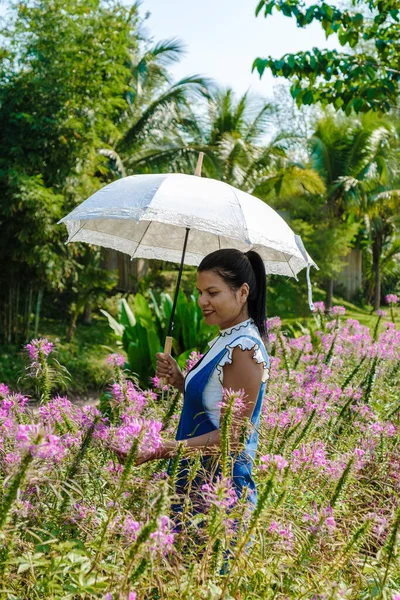 タイの花畑に傘を持つアジアの女性 Khao Yai — ストック写真