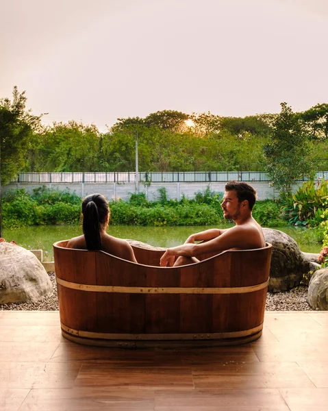 Pareja Hombres Mujeres Bañera Madera Campo Tailandia Viendo Puesta Sol — Foto de Stock