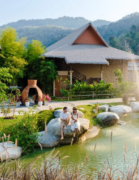 Casal Relaxante Por Uma Lagoa Água Khao Yai Tailândia Pôr — Fotografia de Stock