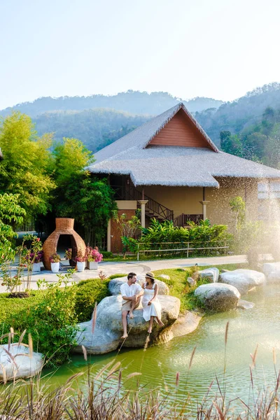 Casal Relaxante Por Uma Lagoa Água Khao Yai Tailândia Pôr — Fotografia de Stock