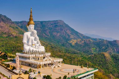 Wat Pha Sorn Kaew The Temple on a glass Cliff Khao Kho, Petchabun, Tayland. Dağdaki Beyaz Buda Tapınağı