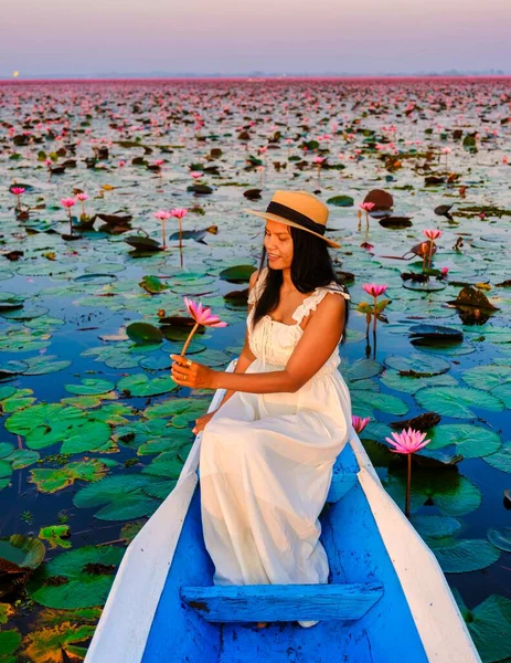 Asian Women Boat Beautiful Red Lotus Sea Kumphawapi Full Pink — Photo