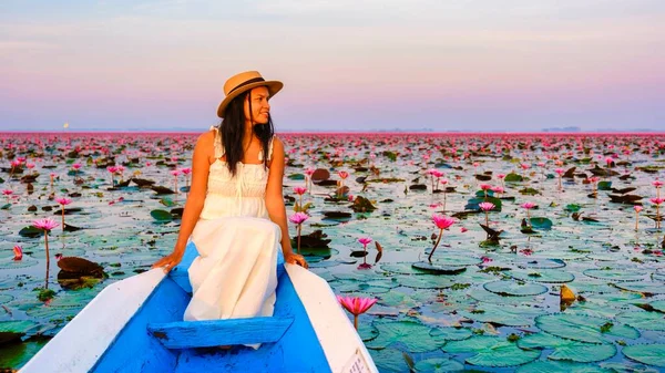 美しい紅蓮の海でボートに乗っているタイ人女性クムパワピはタイ北部のウドタニにピンクの花がたくさん咲いています 東南アジアの植物 — ストック写真