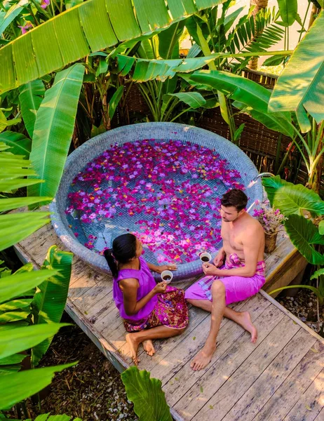 Pár Pihenés Egy Fürdőkádban Thaiföldön Esőerdőben Egy Nyaralás Során Virágok — Stock Fotó