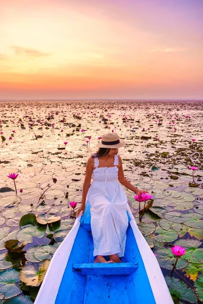 Asiatische Frauen Einem Boot Schönen Roten Lotusmeer Kumphawapi Ist Voll — Stockfoto