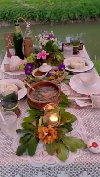Ein Tisch Mit Thailändischen Landgerichten Abend Thailand — Stockvideo