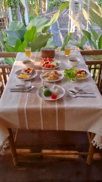 Mesa Desayuno Con Pan Café Sopa Arroz Tailandés Con Croissant — Vídeo de stock