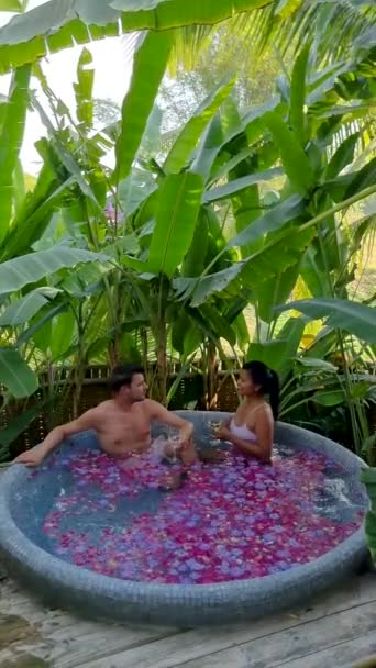 Tayland Yağmur Ormanlarındaki Bir Küvette Banyoda Çiçeklerle Yıkanan Bir Çift — Stok video