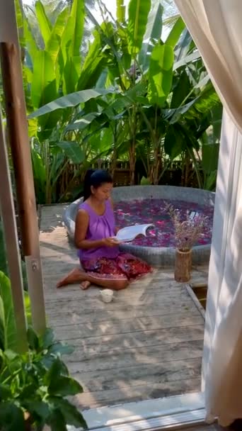 Mulheres Asiáticas Lendo Livro Uma Banheira Floresta Tropical Tailândia Durante — Vídeo de Stock