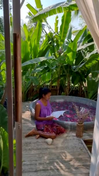 Asiatiska Thailändska Kvinnor Läser Bok Ett Badkar Regnskogen Thailand Semester — Stockvideo