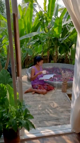Asiatiske Thailandske Kvinder Læser Bog Badekar Regnskoven Thailand Ferie Med – Stock-video