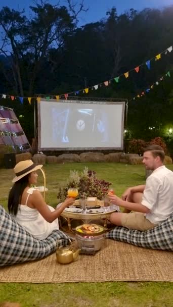 Casal Homens Mulheres Assistindo Filme Jardim Filme Cinema Livre Jardim — Vídeo de Stock