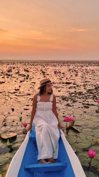 Азиатские Женщины Лодке Красивом Красном Лотосе Море Kumphawapi Полна Розовых — стоковое фото