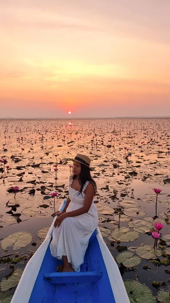 Güzel Kızıl Lotus Denizi Kumphawapi Teknesindeki Asyalı Kadınlar Kuzey Tayland — Stok fotoğraf