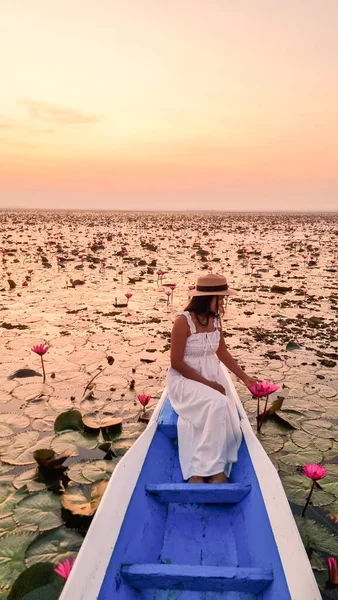 美しい紅蓮の海で船に乗っているアジアの女性クンパワピは タイ北部のイサンのうどんタニーにピンクの花がたくさん咲いています 東南アジアの植物 — ストック写真
