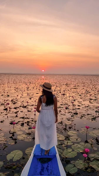 Güzel Kızıl Lotus Denizi Kumphawapi Teknesindeki Asyalı Kadınlar Kuzey Tayland — Stok fotoğraf