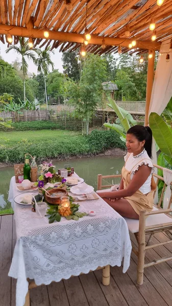 Ένα Τραπέζι Ταϊλανδέζικο Isaan Υπαίθρου Τροφίμων Στην Ταϊλάνδη Βράδυ — Φωτογραφία Αρχείου