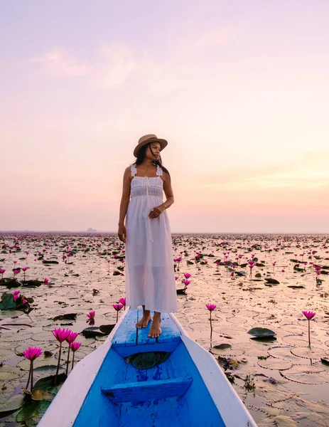 Femmes Thaïlandaises Mer Lotus Rouge Lac Nong Harn Udon Thani — Photo