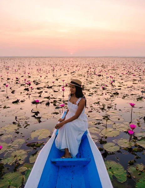 赤い蓮の海 ハーン湖 うどんタイ 赤い蓮の湖で木製のボートでドレスと帽子を持つアジアの女性 — ストック写真