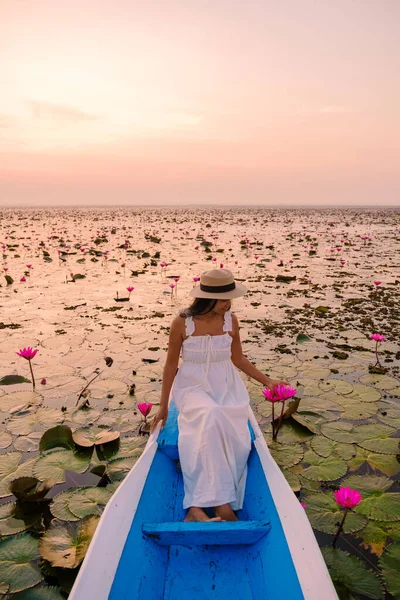 바다에 여자들 호수에서 모자를 아시아 여자들 타이의 우돈타니 호수에 보트에 — 스톡 사진