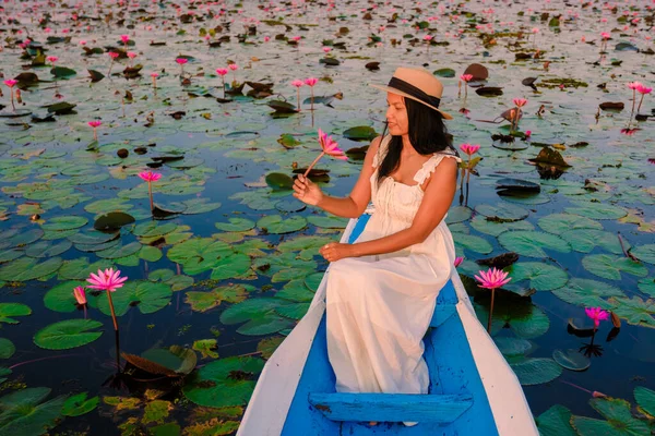 赤い蓮の海 ハーン湖 うどんタイ 赤い蓮の湖で木製のボートでドレスと帽子を持つアジアの女性 — ストック写真