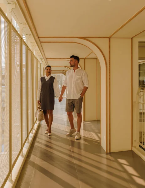 Couple Vacances Dans Hôtel Luxe Art Déco Architecture Des Années — Photo
