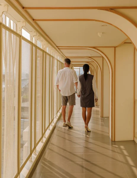Couple Vacances Dans Hôtel Luxe Art Déco Architecture Des Années — Photo
