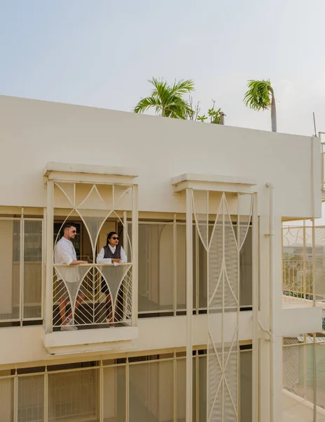 Para Wakacjach Luksusowej Architekturze Hotelu Art Deco Lat Tych Mężczyźni — Zdjęcie stockowe