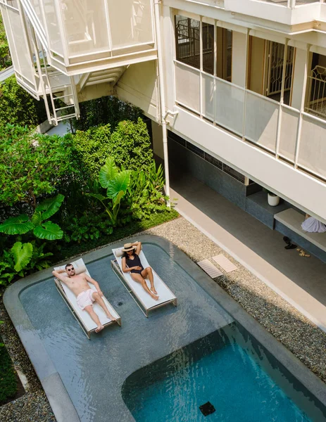 Paar Männer Und Frauen Swimmingpool Eines Art Déco Luxushotels Aus — Stockfoto