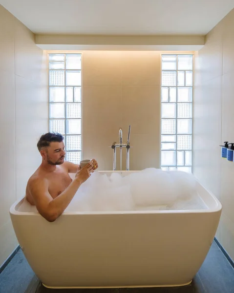 Homens Jovens Banheira Branca Quarto Hotel Luxo Banheiro Clássico — Fotografia de Stock