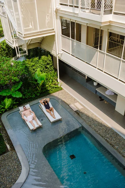 Pár Mužů Žen Bazénu Art Deco Luxusní Hotelové Architektury Let — Stock fotografie