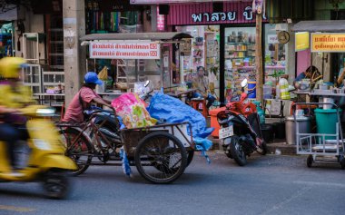 Bangkok Ratchawat Tayland halkı tava kızartmalı Tayland sokak yemekleri hazırlıyor..
