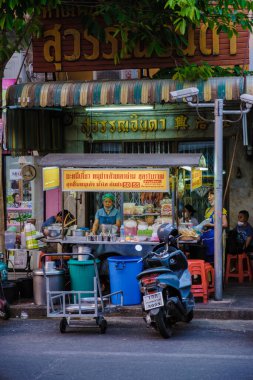 Bangkok Ratchawat Tayland halkı tava kızartmalı Tayland sokak yemekleri hazırlıyor..
