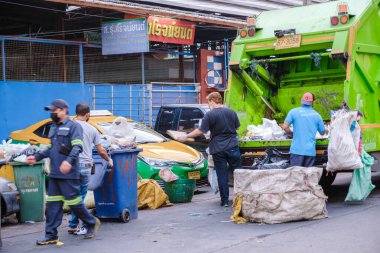 Bangkok Ratchawat Tayland Mart 2023 Akşam Bangkok sokaklarında çöp toplayıcısı.