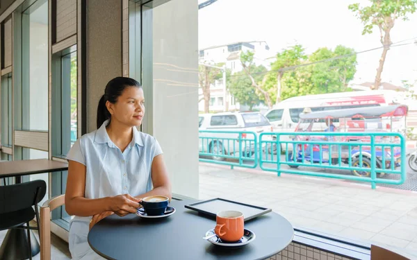 Asian Women Drinking Coffee Cafe Bangkok Thailand Look Streets — Stock Photo, Image