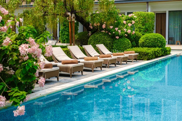 亚洲奢华的五星级酒店游泳池 设有椅子 — 图库照片