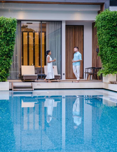 豪华五星级酒店在亚洲的游泳池 一对夫妇男女在一家豪华酒店度假地度假 男人和女人在游泳池边 — 图库照片
