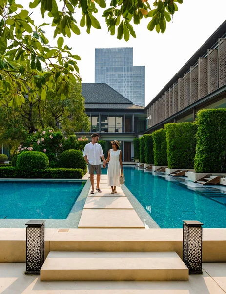 豪华五星级酒店在亚洲的游泳池 一对夫妇在一家豪华酒店度假地度假 在游泳池边的白人男子和泰国女子 — 图库照片